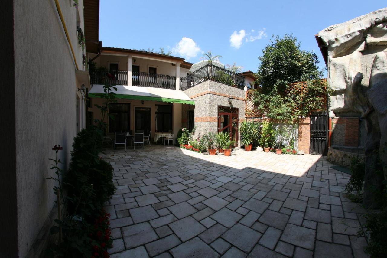 City Garden Rooms And Apartments Bucureşti Ngoại thất bức ảnh